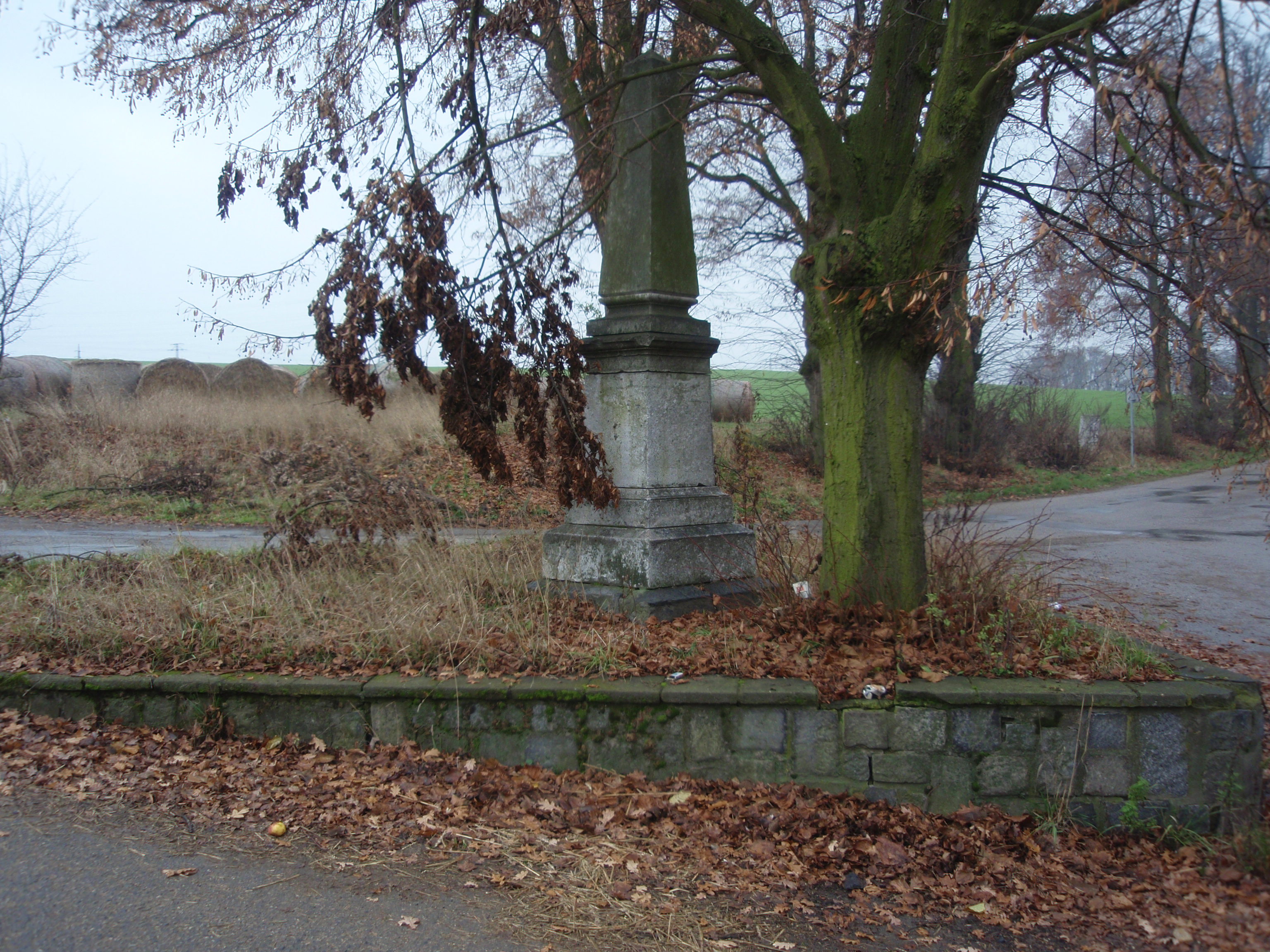 Pomněnice - obelisk 2