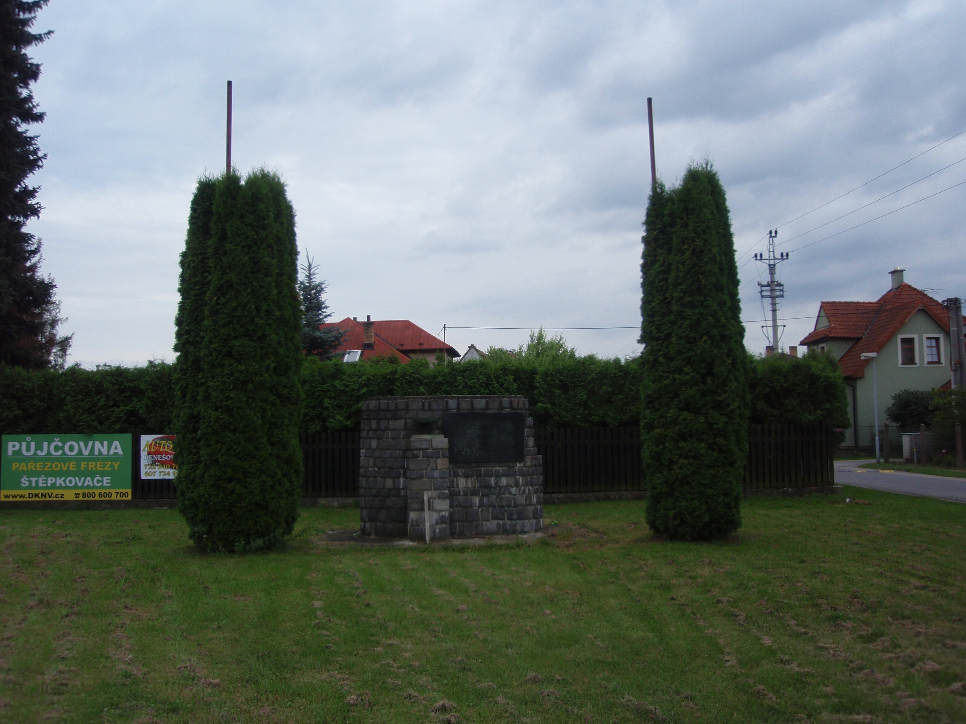 Nespeky - Pomník obětem 1. a 2. světové války 2
