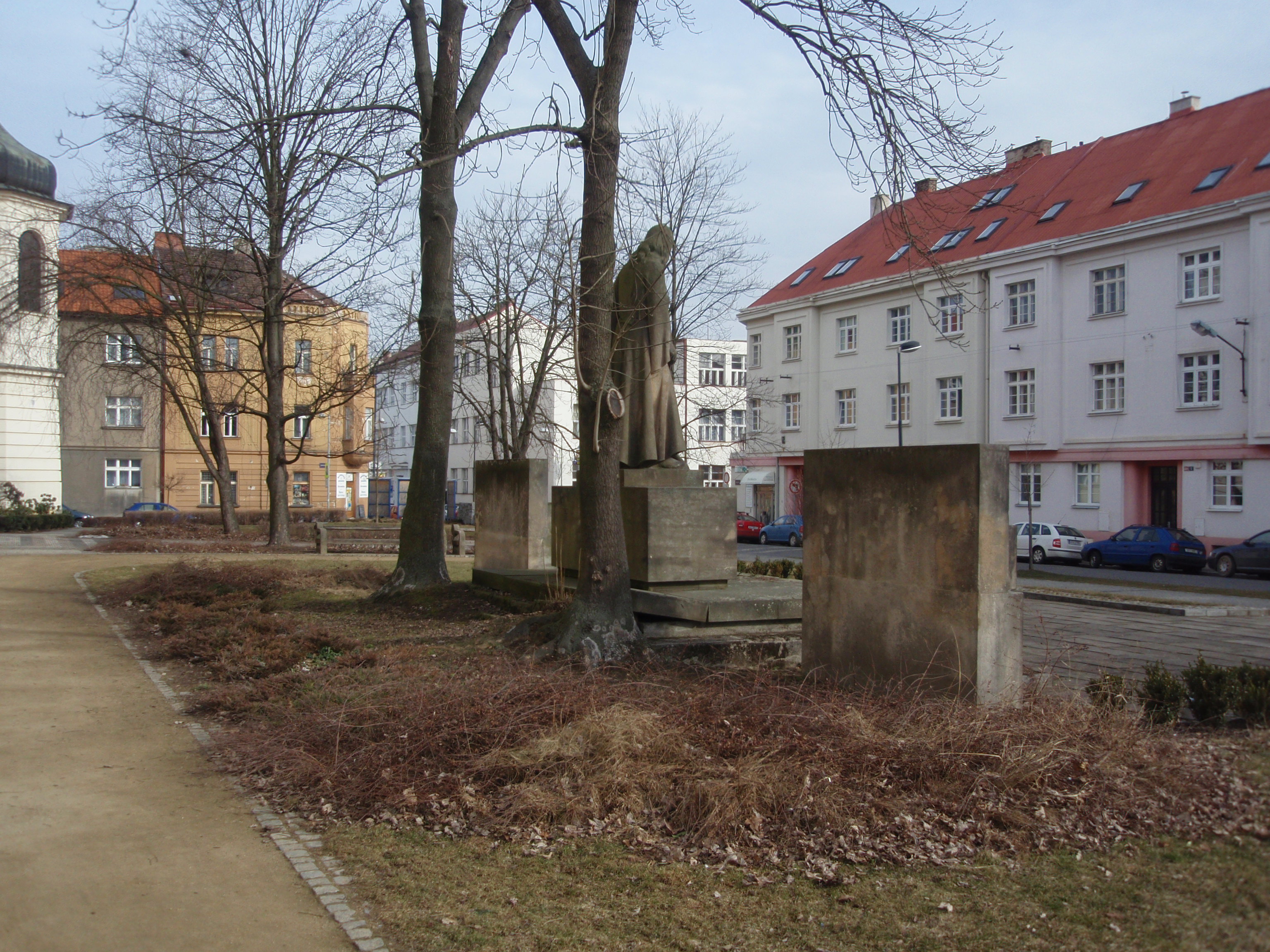 Pomník obětem 2. světové války - pohled zezadu