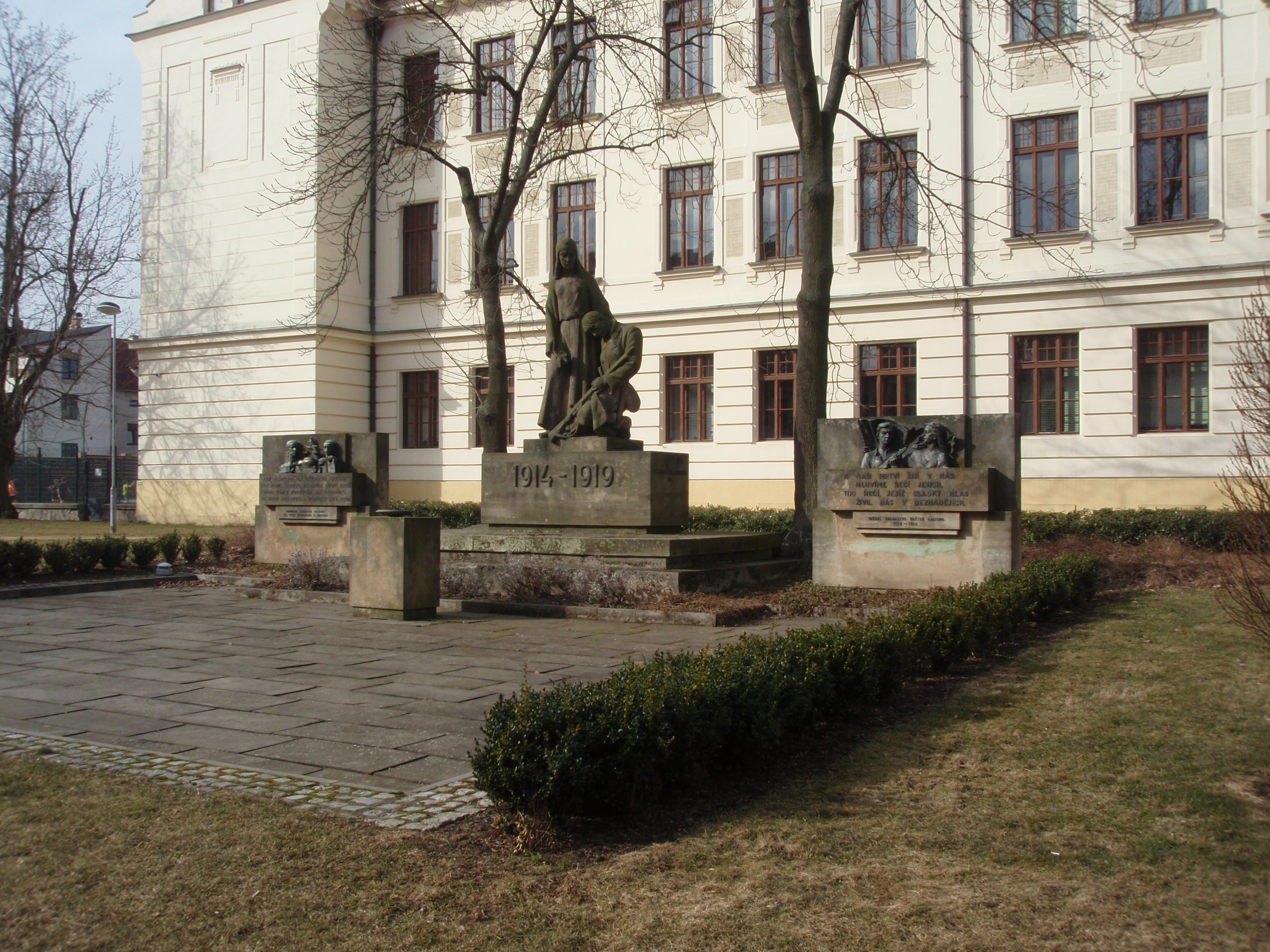 Pomník obětem 1. a 2. světové války před gymnáziem