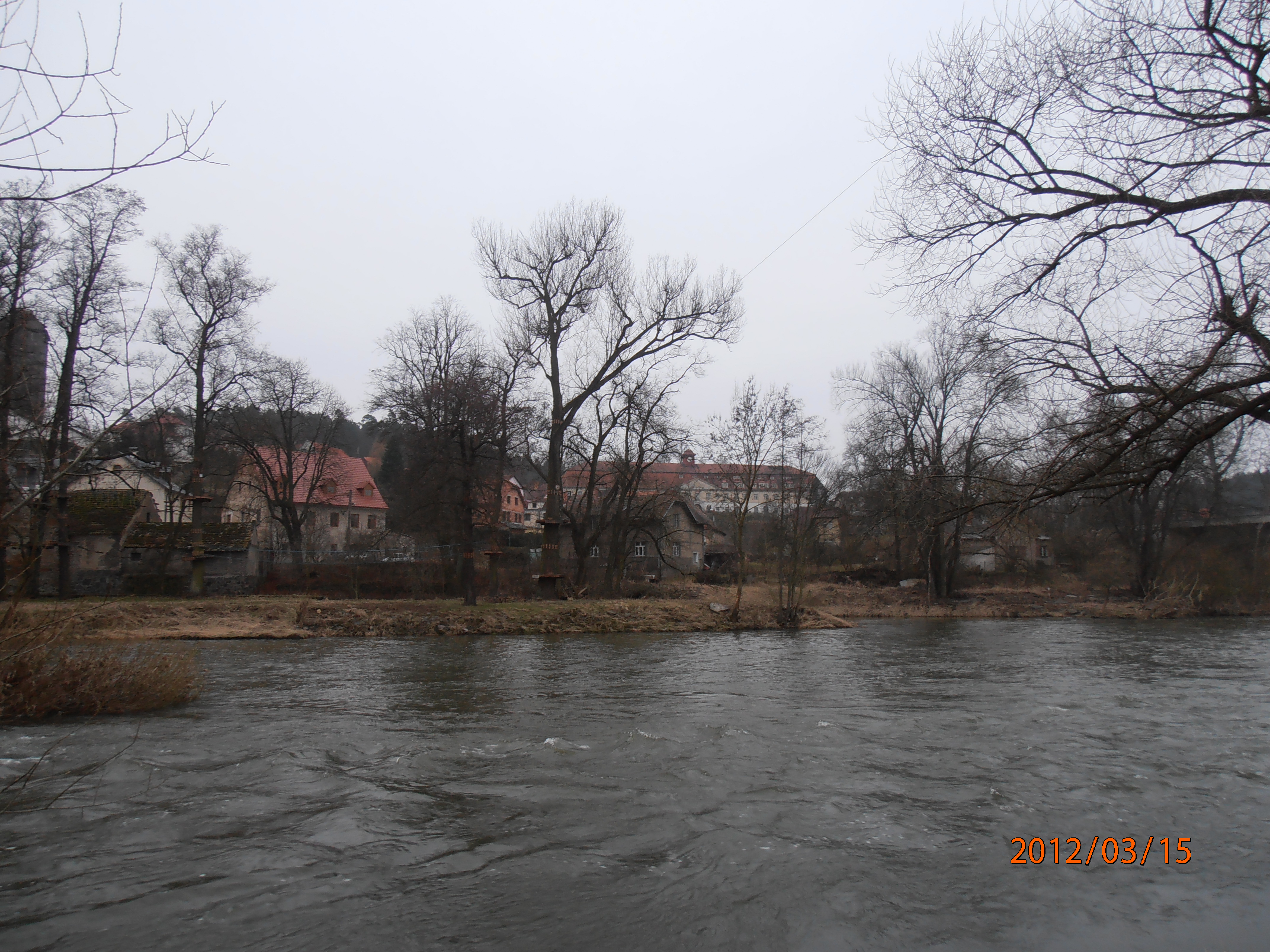 Týnec nad Sázavou  - Pohled přes řeku na objekt bývalé továrny na kameninu