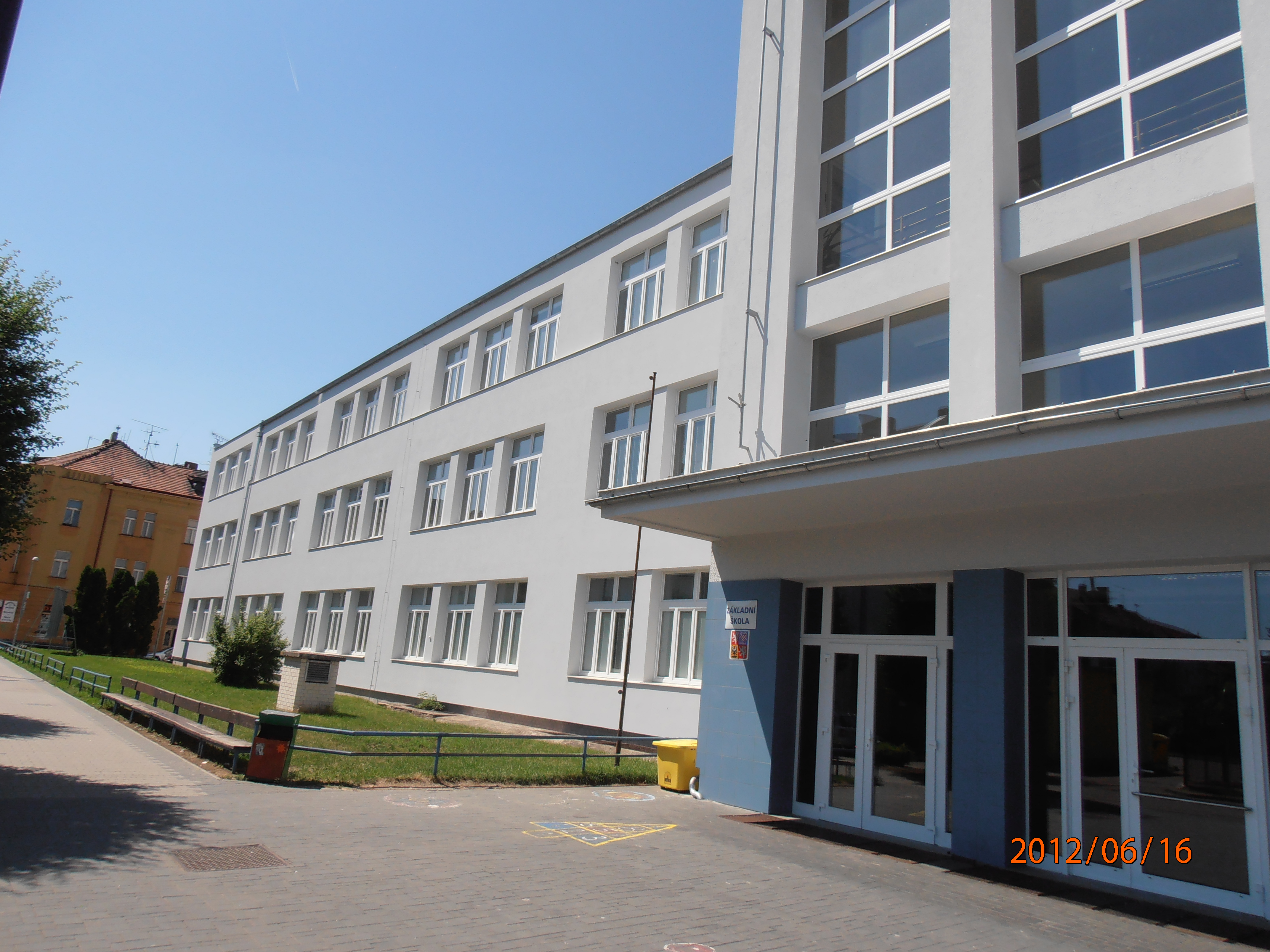 Benešov - funkcionalistická budova bývalé chlapecké a měšťanské školy č. p. 888 - 6